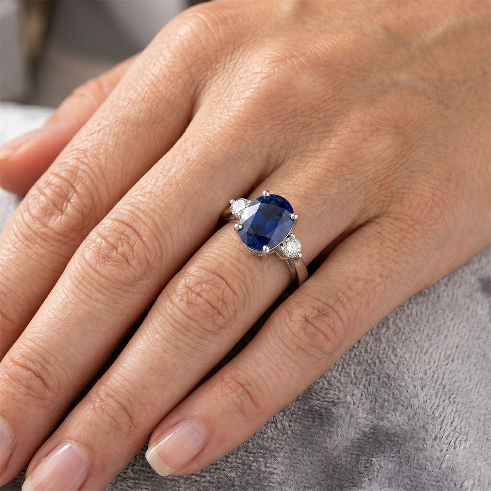 Anello con 3 pietre di zaffiro blu dello Sri Lanka e diamanti 3,20 carati Nuovo