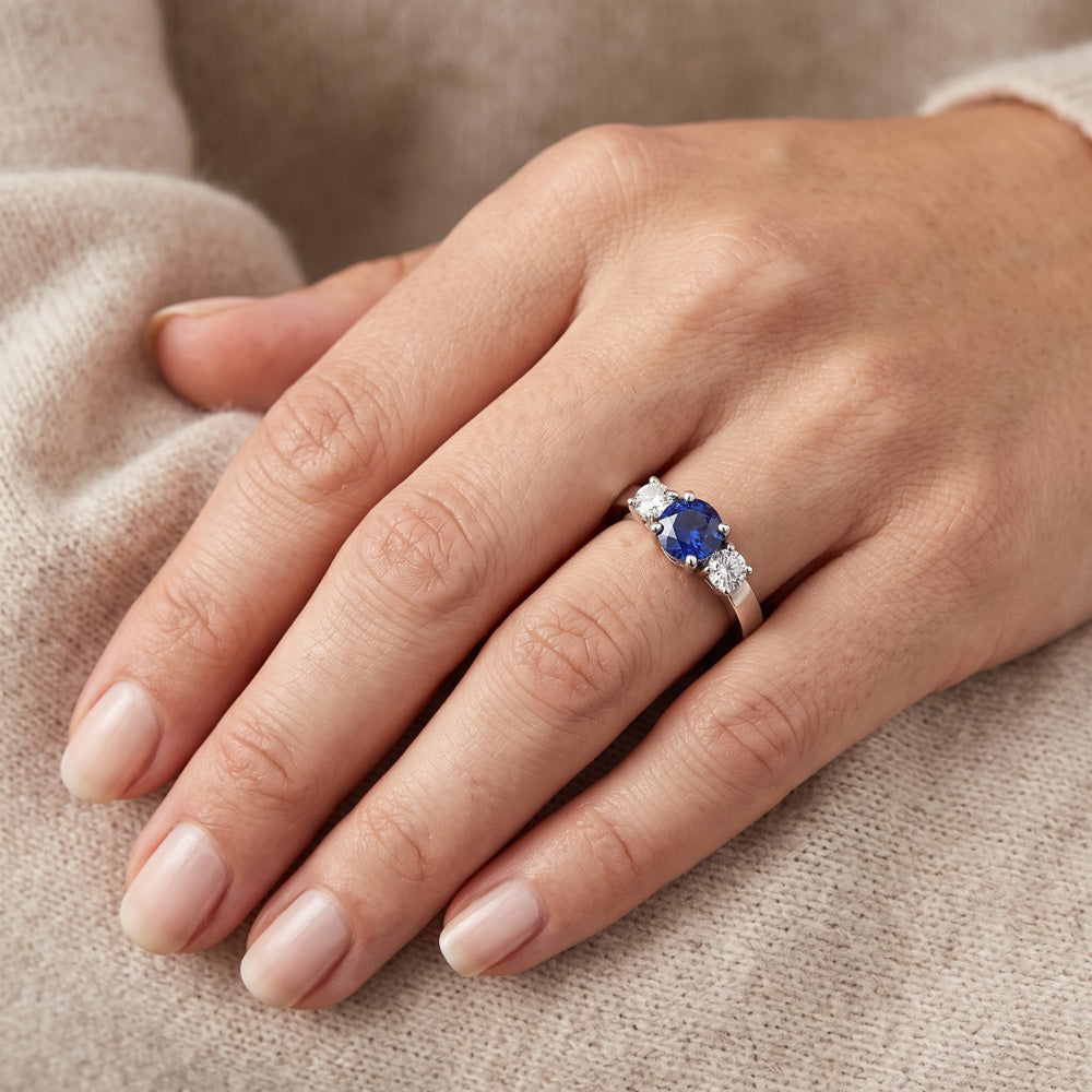 Anello con 3 pietre di zaffiro blu e diamante. 1.50 carati. set di cestini in oro a 4 punte