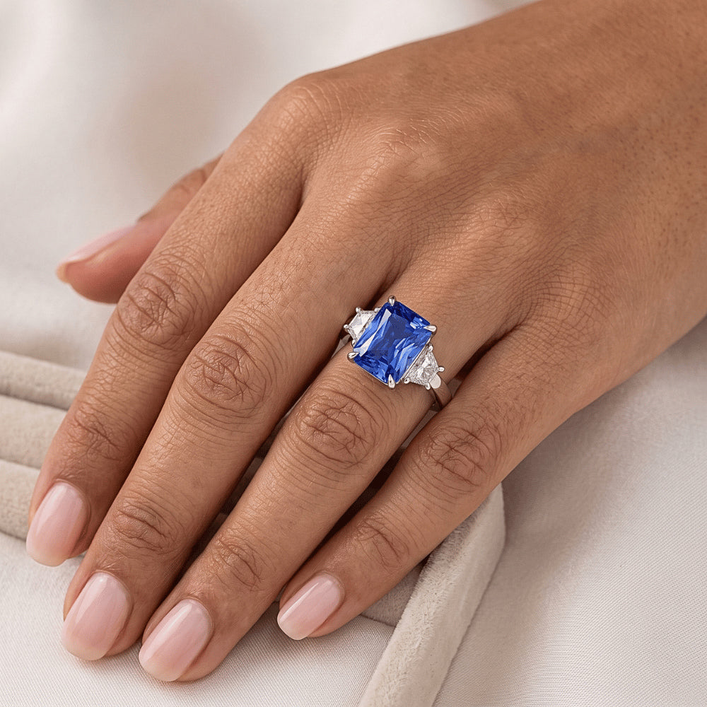 Anello con 3 pietre di zaffiro blu mezza luna con diamanti incastonati 3.50 carati