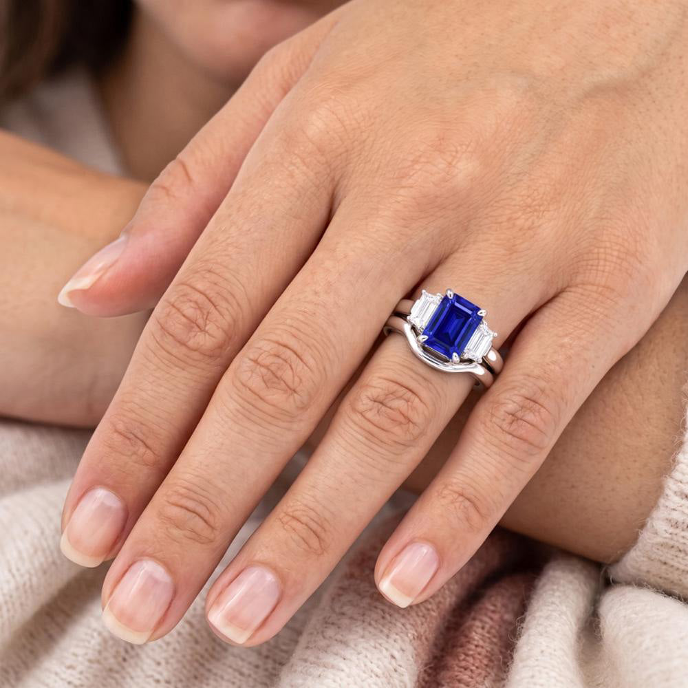 Anello con 3 pietre di zaffiro blu smeraldo e diamanti baguette incastonati da 1,75 carati