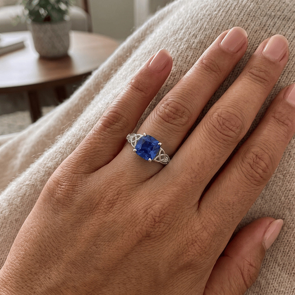 Anello con 3 pietre in stile vintage con zaffiri blu e diamanti rotondi 2.50 carati