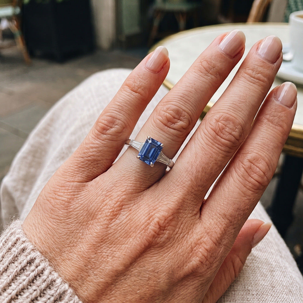 Anello con 3 pietre preziose e zaffiro blu smeraldo 2.50 carati Gioielli da donna