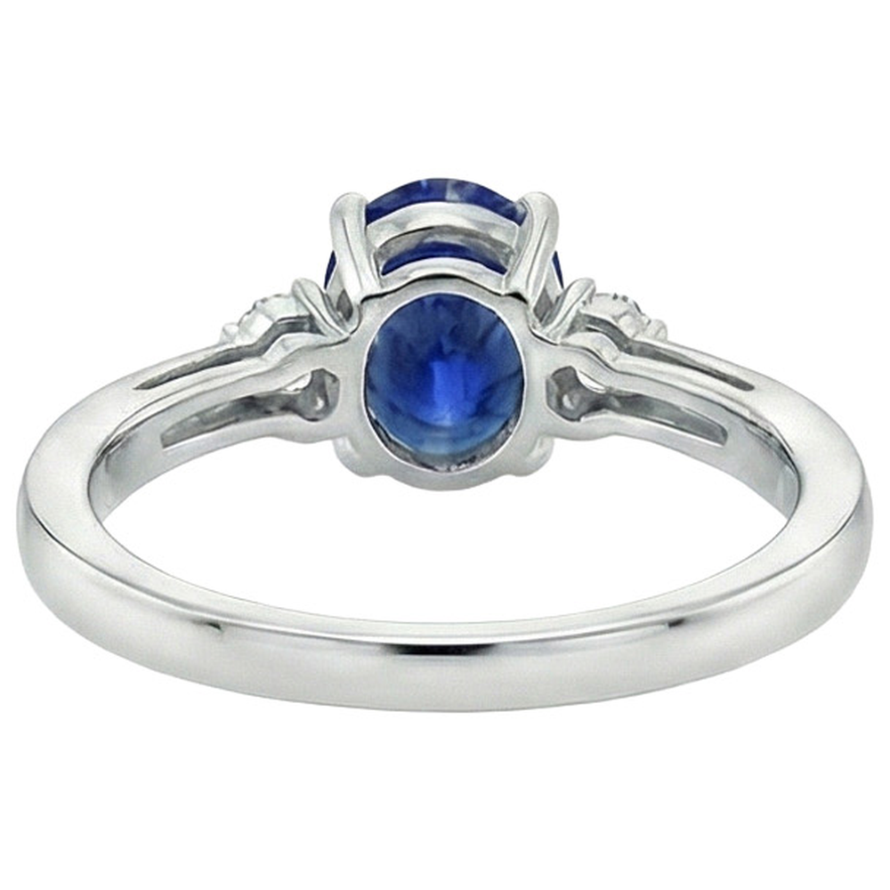 Anello con 3 pietre. zaffiro blu ovale e diamante. gambo affusolato da 4.75 carati