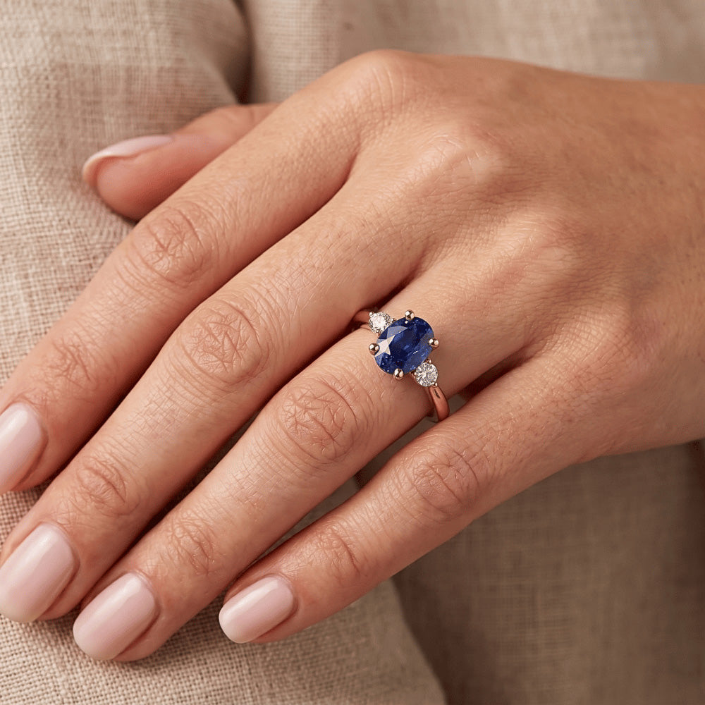 Anello con 3 zaffiri a taglio ovale con piccoli diamanti rotondi 2.25 carati