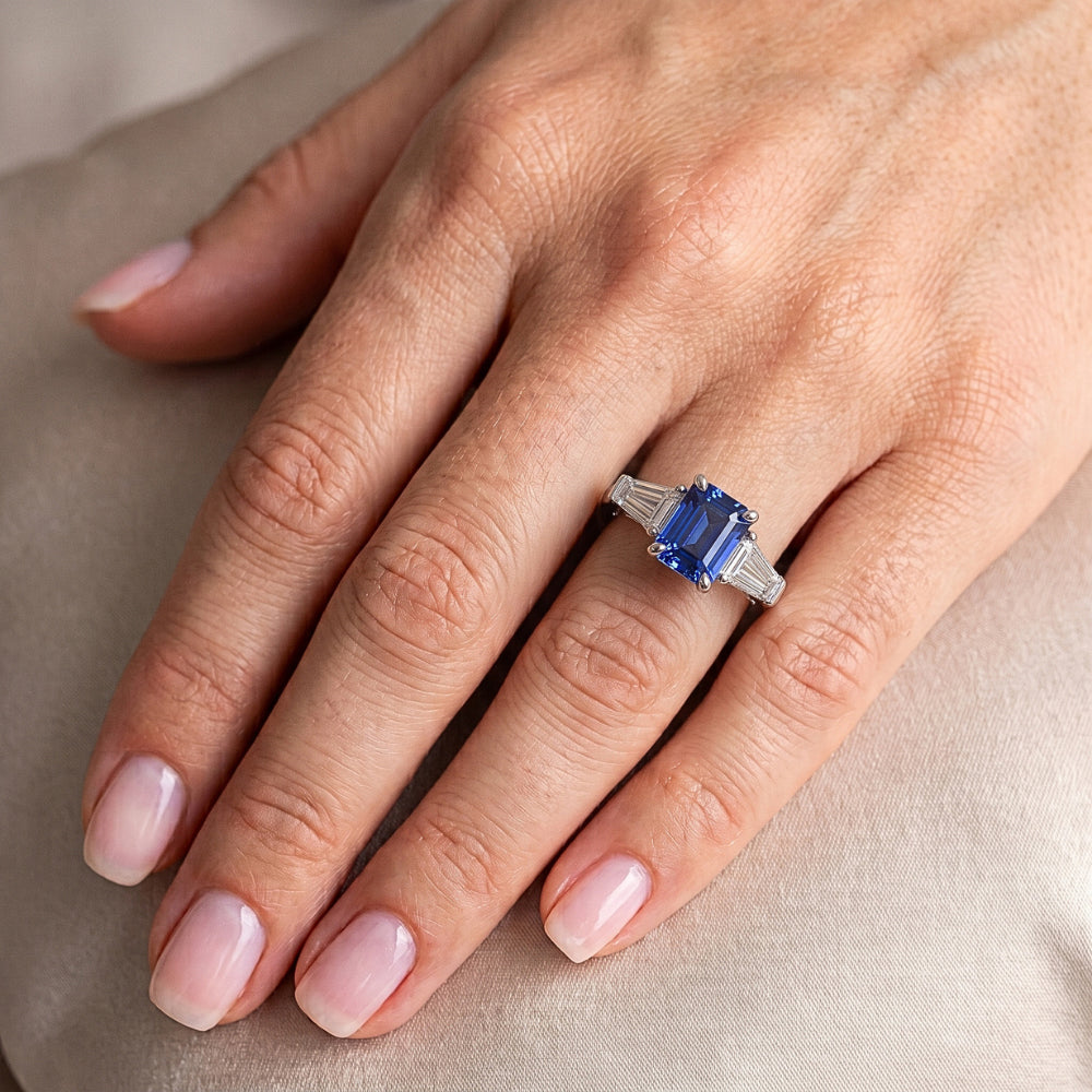 Anello con Zaffiro Blu Radiante 2,50 Carati e Diamante Naturale Autentico ( non creato in laboratorio ) Baguette 3 Pietre