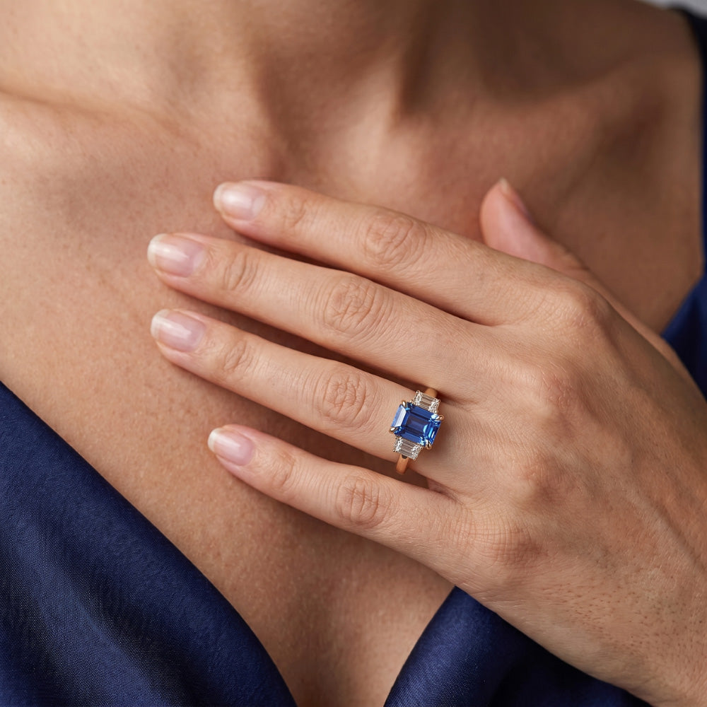 Anello con Zaffiro Blu Radiante Carati 2.50 e Diamanti Naturali Autentici ( non creati in laboratorio ) Baguette 3 Pietre