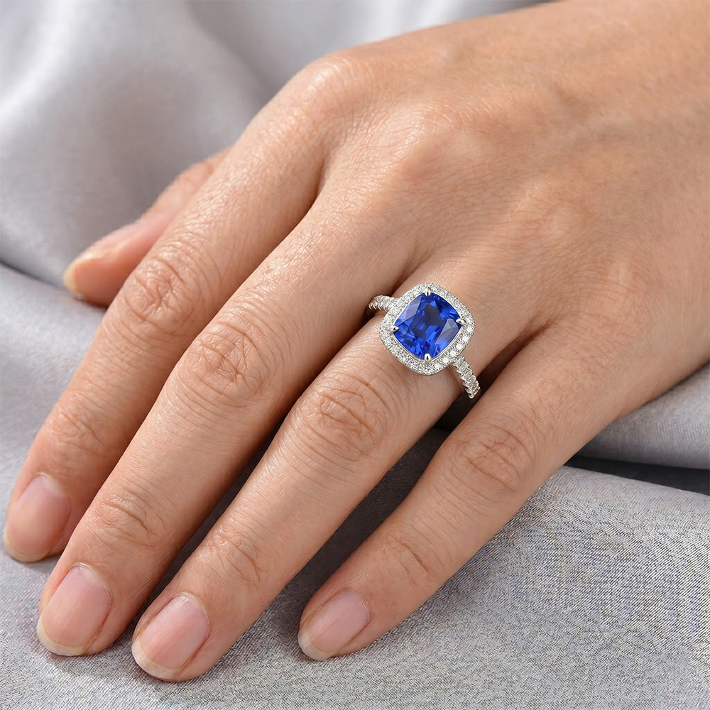 Anello con cuscino 4,30 carati zaffiro blu di Ceylon e diamanti tondi in oro bianco 14K