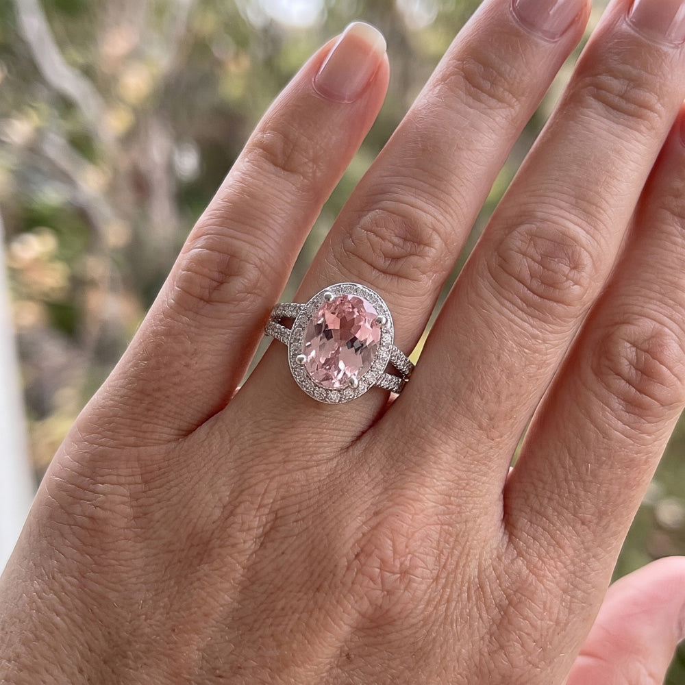 Anello con diamante ovale con pietra preziosa rosa con montatura a polo da 3.73 ct
