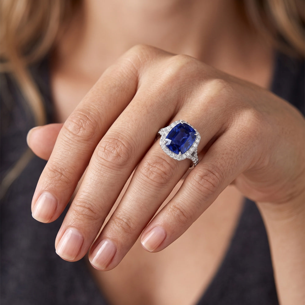 Anello con diamante ovale con zaffiro blu Halo 5.50 carati con gambo diviso pavé