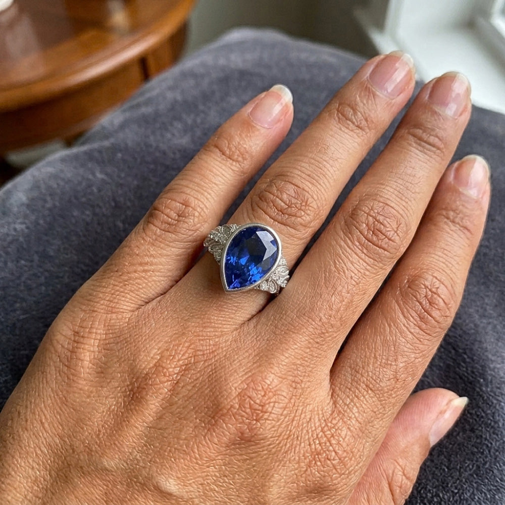 Anello con diamanti Nuova lunetta incastonata Zaffiro blu pera con accenti 4.25 carati