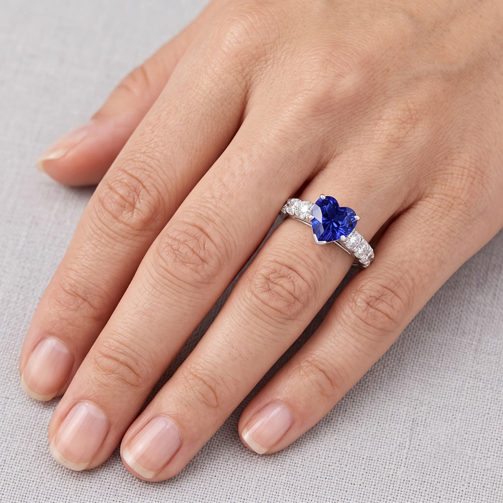 Anello con gemma di zaffiro a forma di cuore e accenti di diamanti a doppia pavé 3.50 carati