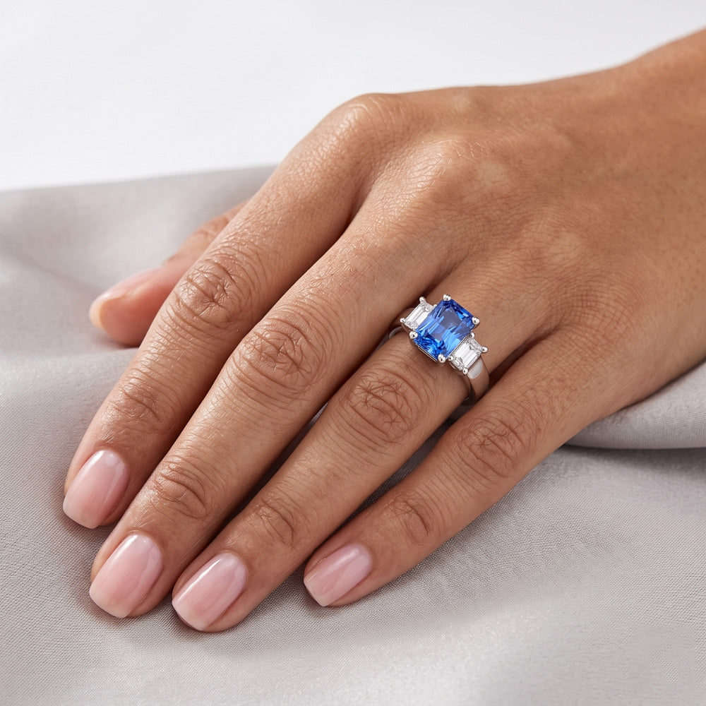 Anello con gemma di zaffiro blu smeraldo da 3 carati e 3 pietre di diamanti