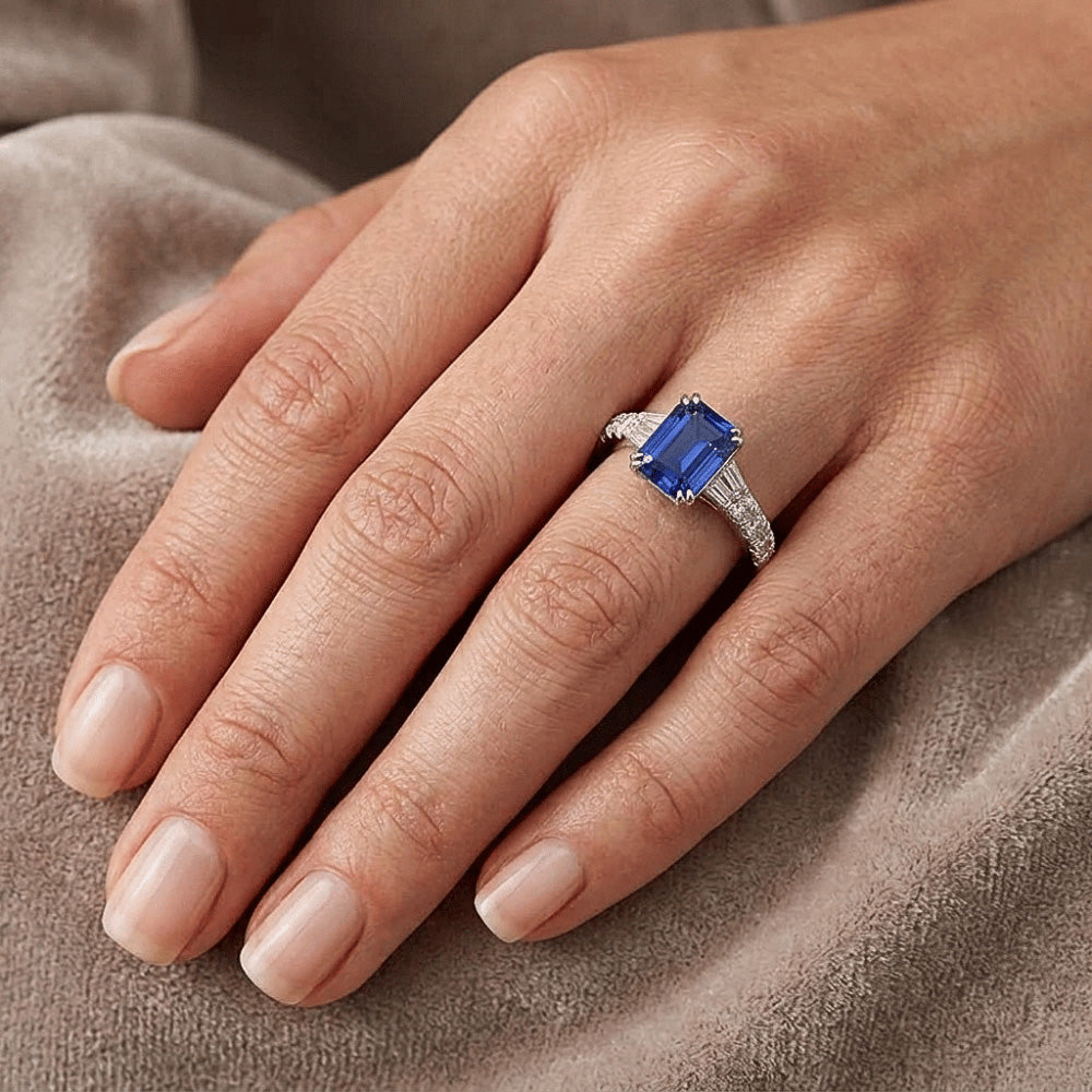 Anello con gemme di zaffiro blu baguette da 3,50 carati e accenti rotondi in oro bianco 14K