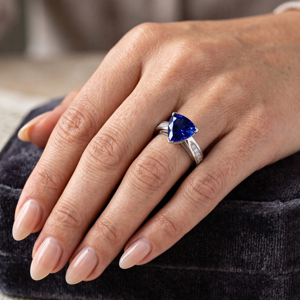 Anello con gemme di zaffiro blu diamante a forma di trilioni di 2 carati