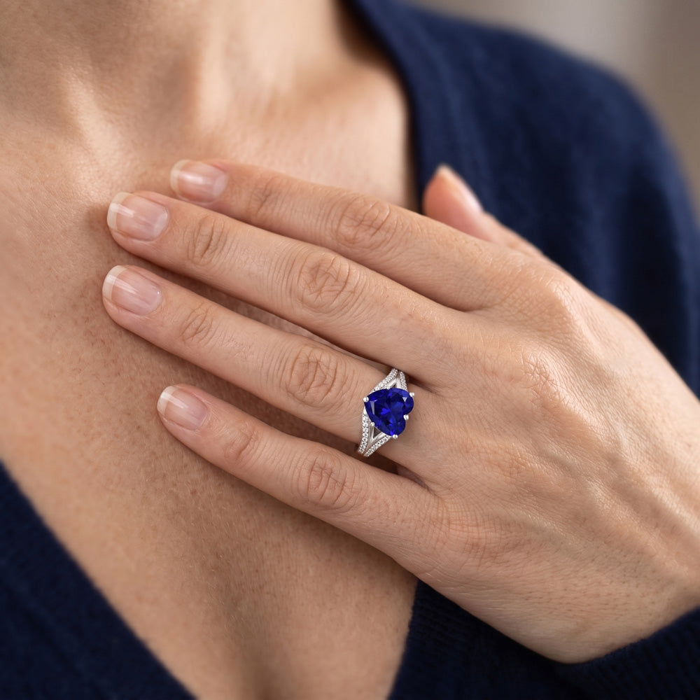 Anello con pietre preziose Zaffiro di Ceylon. pavé di diamanti. gambo diviso 3.50 carati