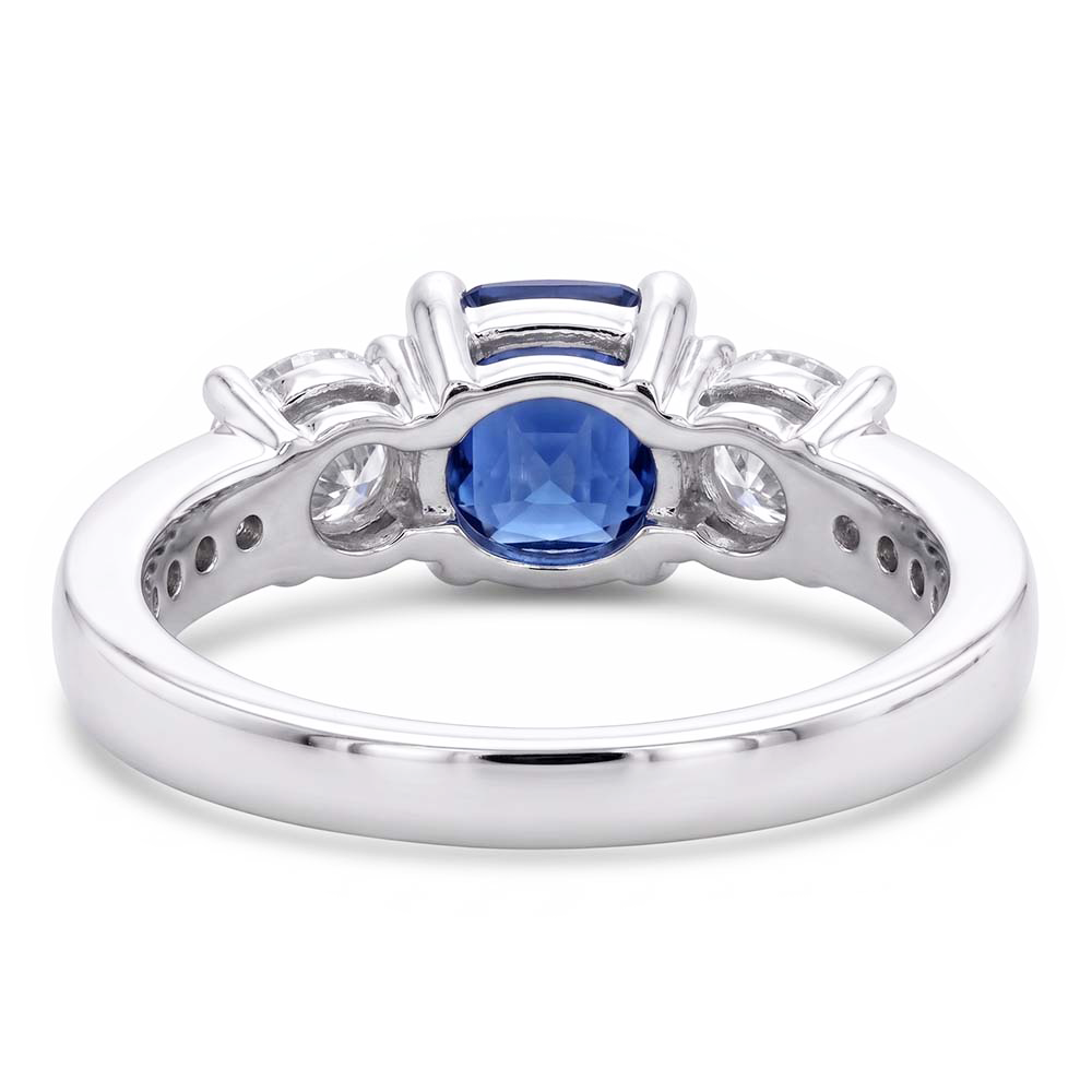 Anello con pietre preziose con zaffiro Cuscino rotondo con diamanti a 2 carati, 3 pietre in stile con oro bianco 14K