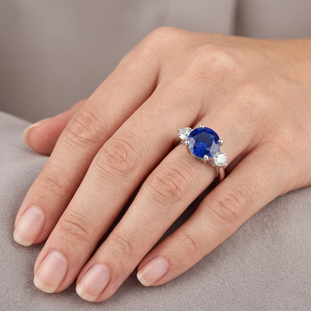Anello con tre diamanti rotondi in zaffiro blu profondo con tre pietre. gioielli da 2.50 carati