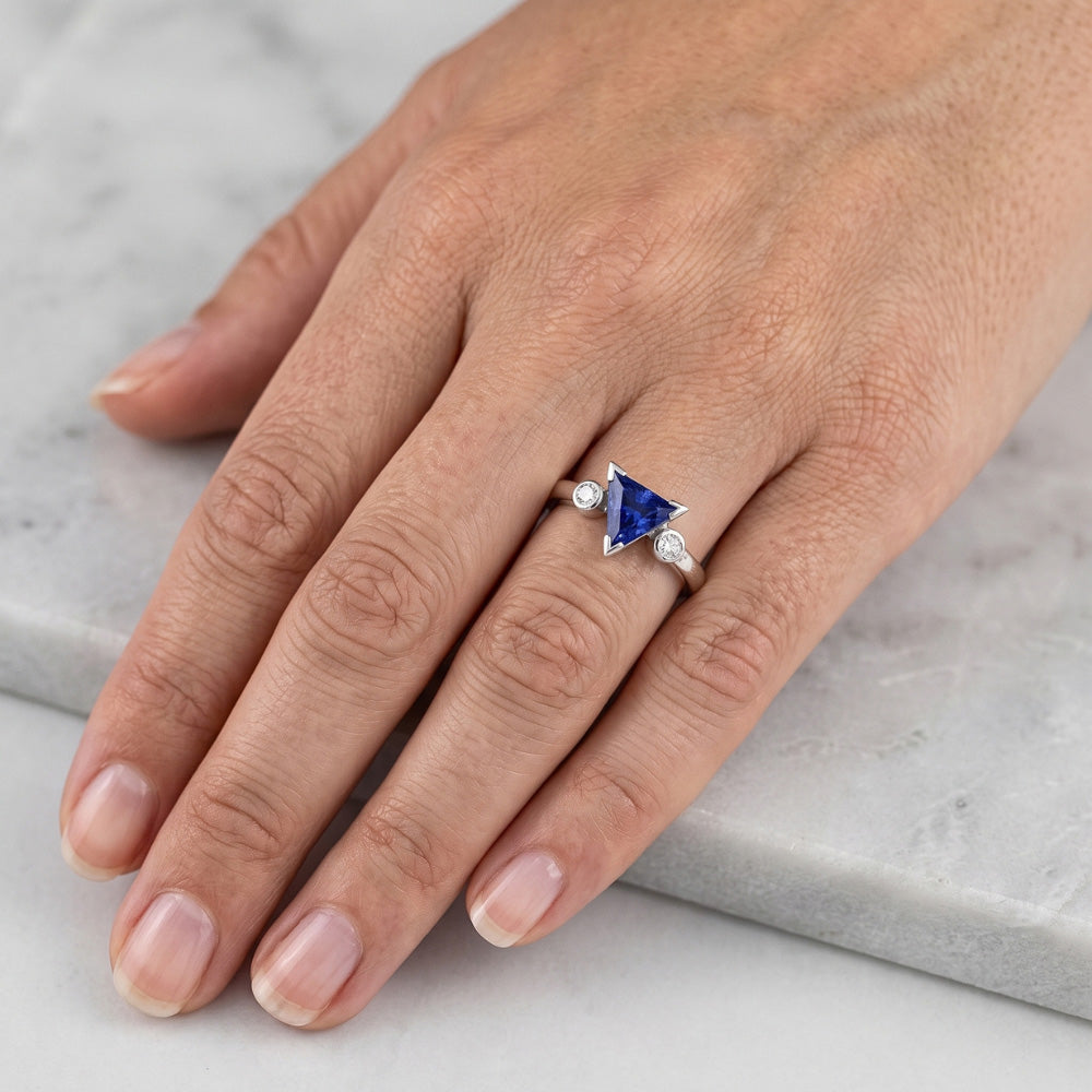 Anello con tre pietre Trillion V Prong Ceylon Sapphire 1,25 con oro bianco 14K