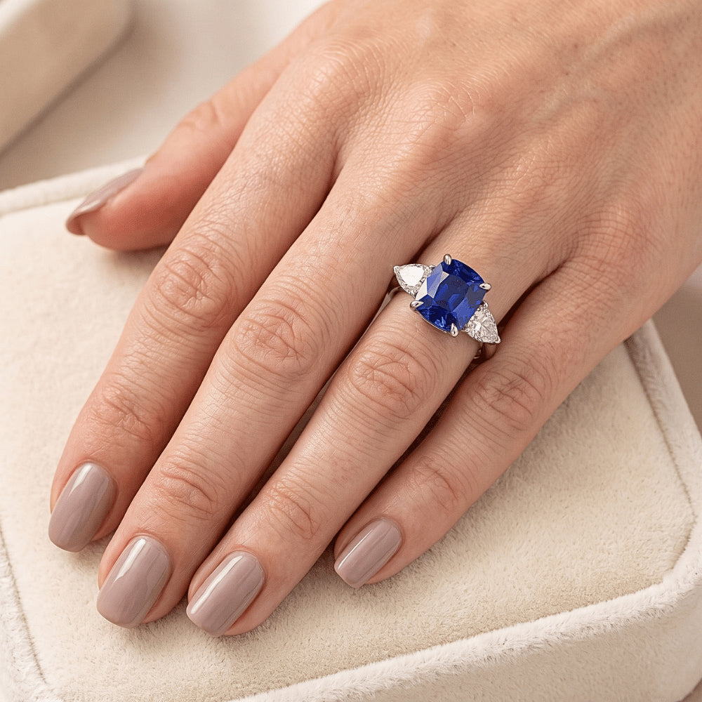 Anello con tre pietre con zaffiro blu 4 carati e diamanti pera