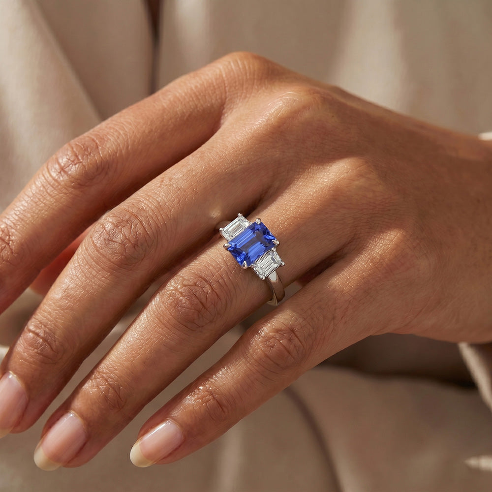 Anello con tre pietre di smeraldo. diamante e zaffiro di Ceylon. 3 carati a griffe