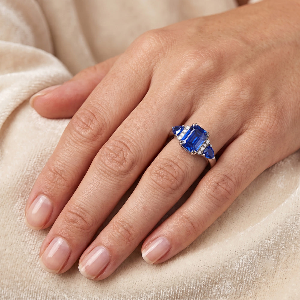 Anello con tre pietre di smeraldo e zaffiro blu naturale e diamanti 3 carati