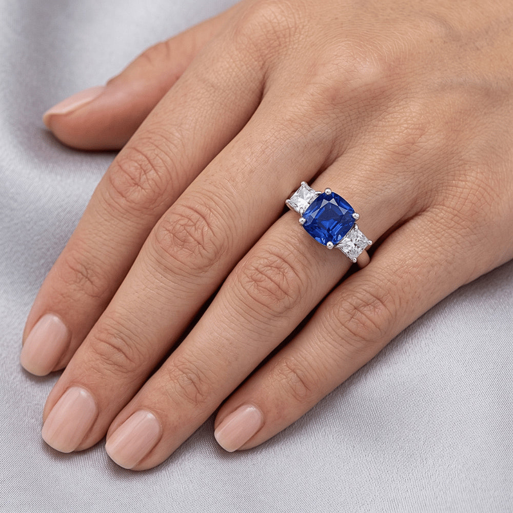 Anello con tre pietre di zaffiro blu e diamanti a cuscino 2 carati in oro 14K
