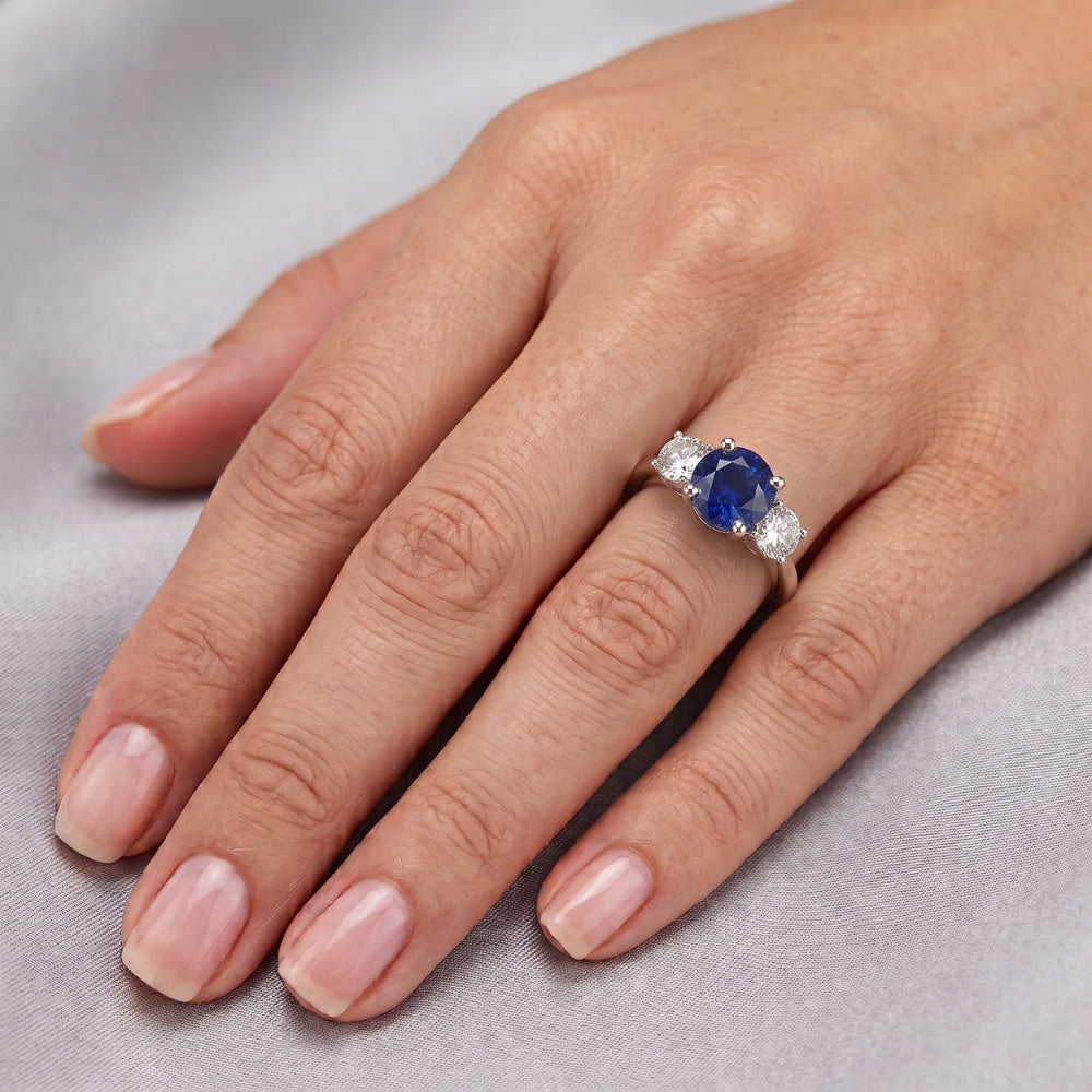 Anello con tre pietre di zaffiro blu rotondo e diamanti rotondi 2.50 carati