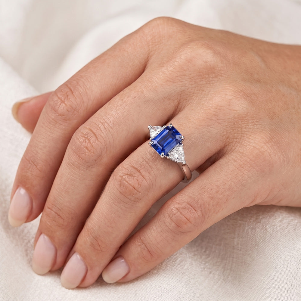 Anello con tre pietre di zaffiro blu. smeraldo e trilioni di diamanti 2.50 carati