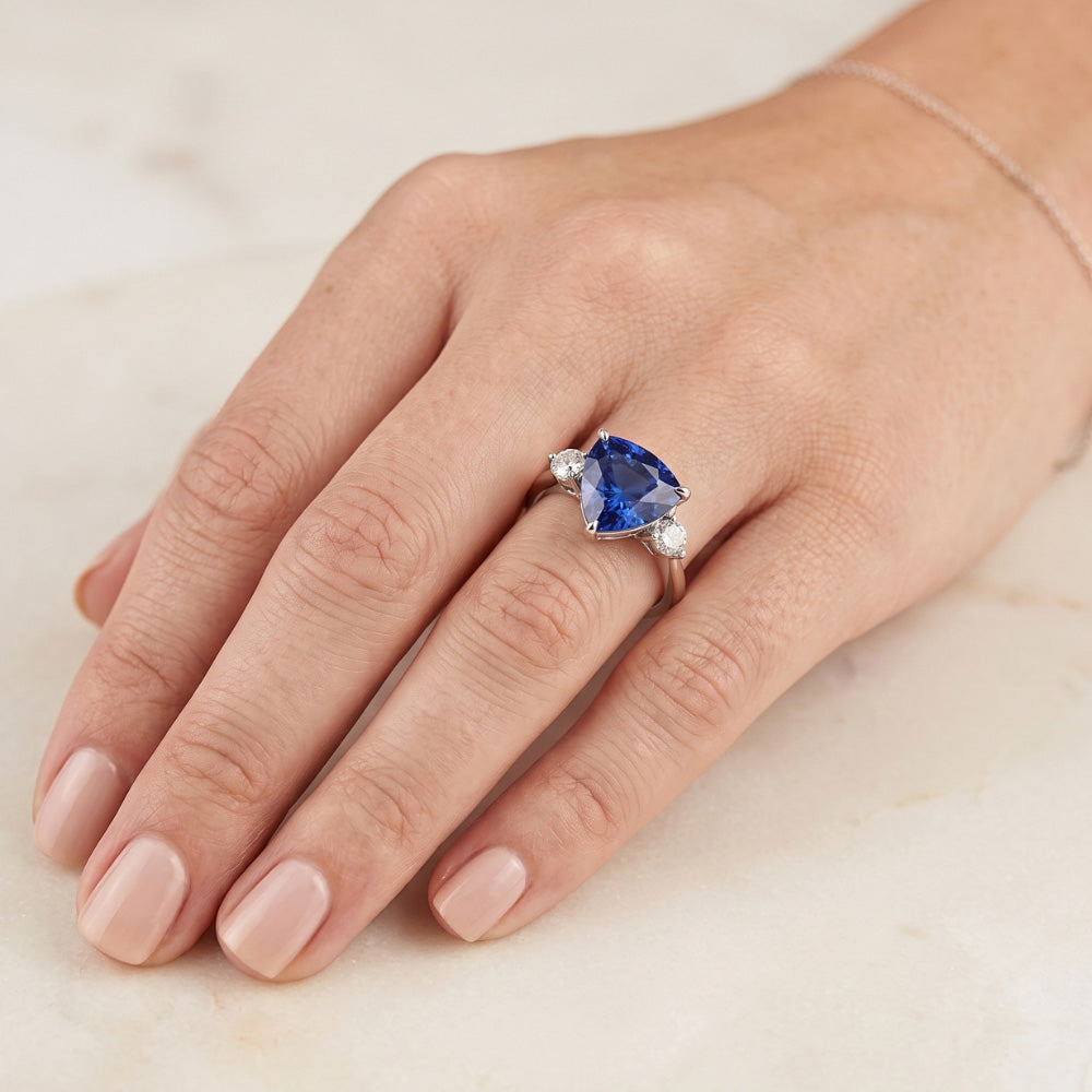 Anello con tre pietre trilioni di zaffiri di Ceylon 2.25 carati di diamanti rotondi