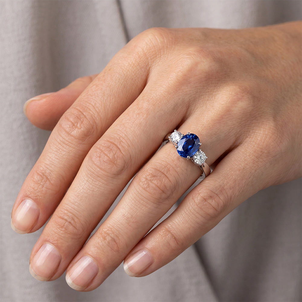 Anello con zaffiro 3,50 carati e diamanti tre pietre in oro bianco 14K
