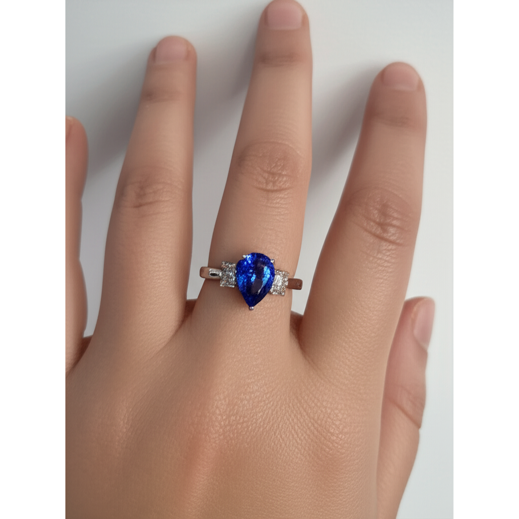 Anello con zaffiro Ceylon 3,50 carati e diamanti tre pietre in oro bianco 14 carati