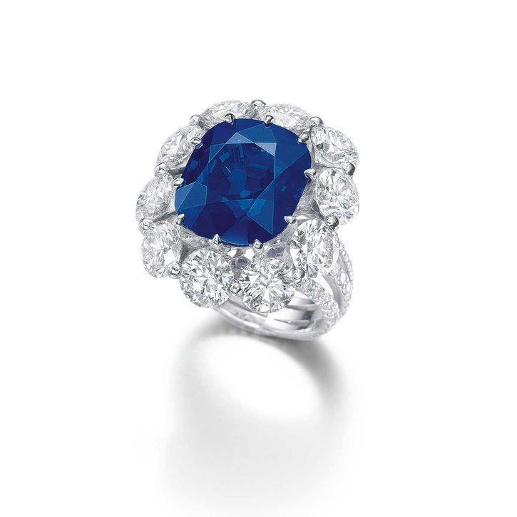 Anello con zaffiro a cuscino e diamanti rotondi da 10.50 ct in oro bianco 14 kt - harrychadent.it