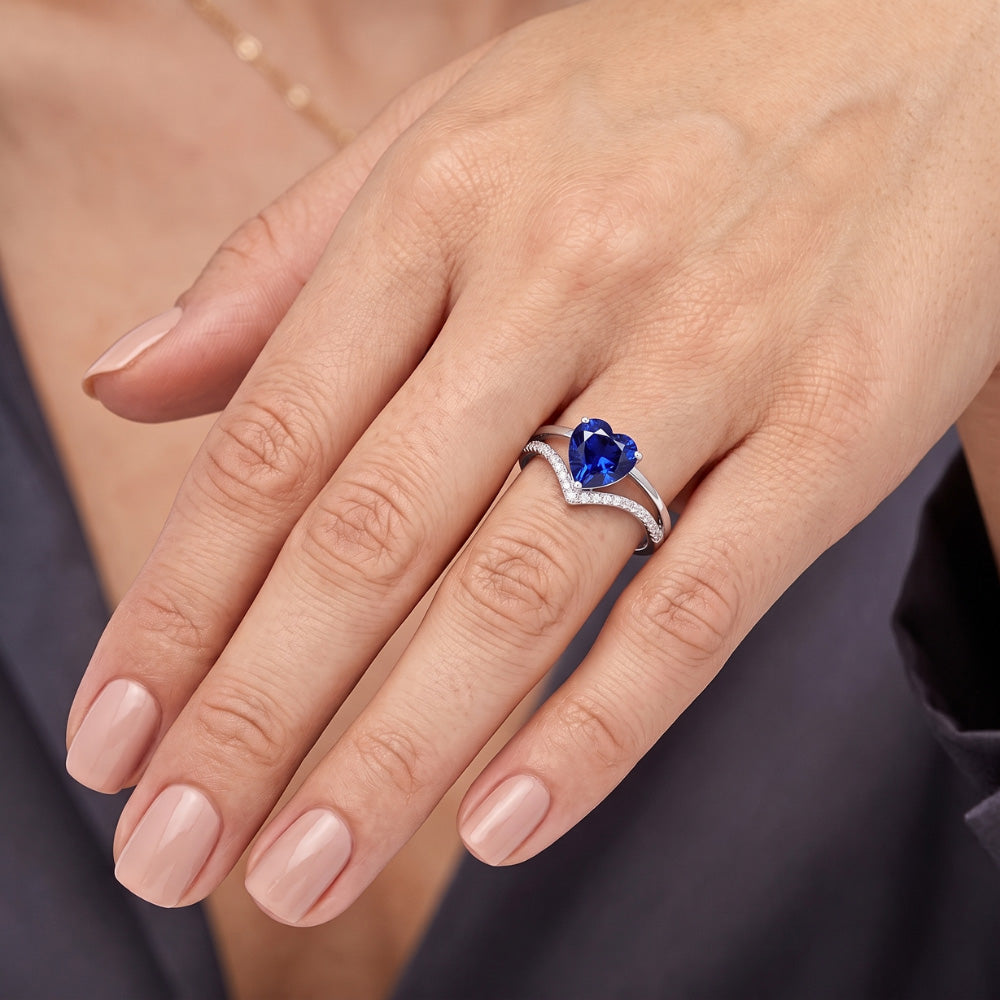 Anello con zaffiro azzurro a forma di cuore con diamanti. oro 2 carati. 14K