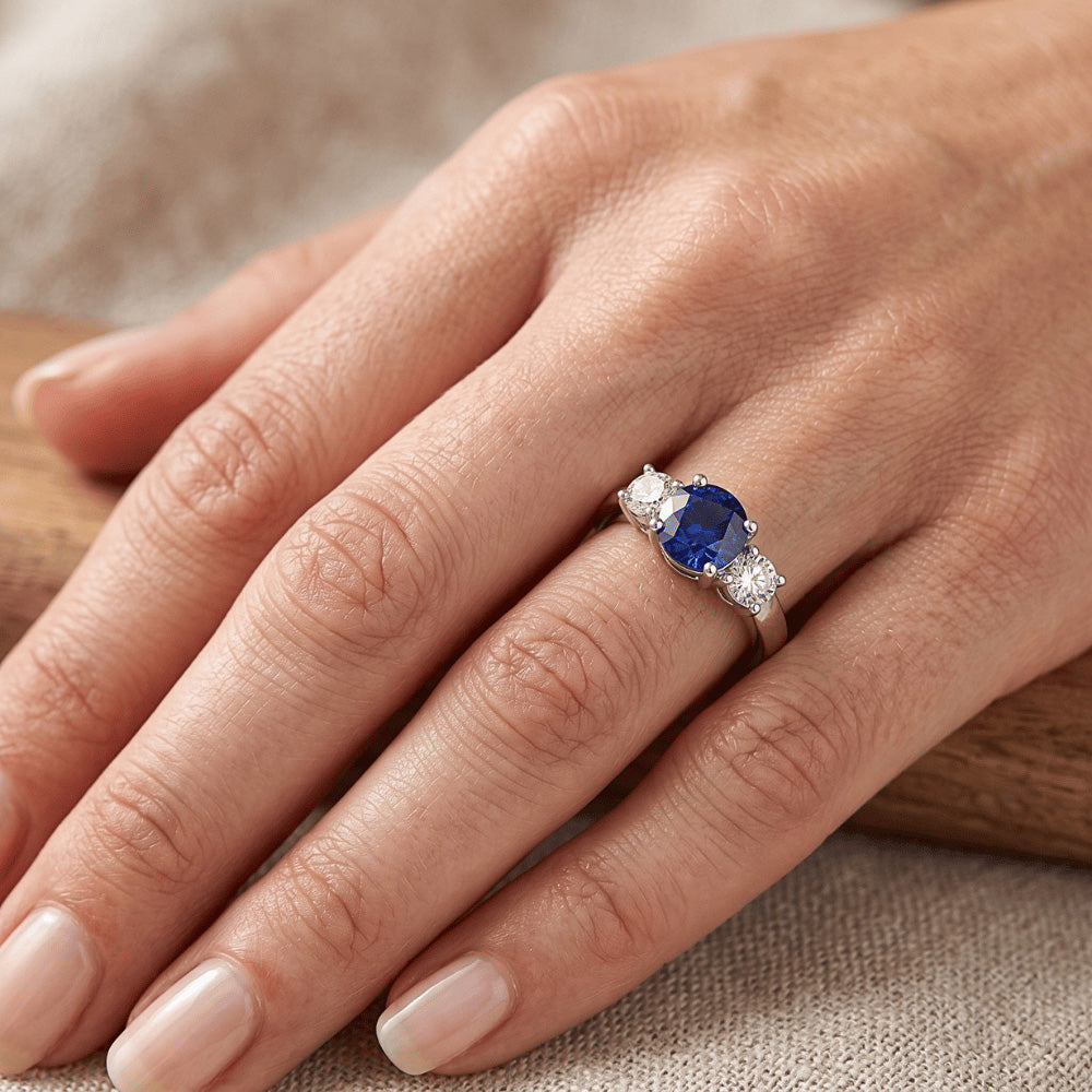 Anello con zaffiro blu 1,75 carati e diamante Round tre pietre in Oro bianco 14K