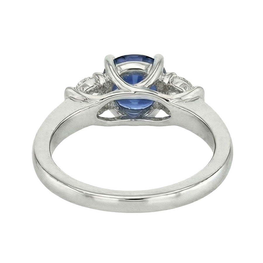 Anello con zaffiro blu 2,25 carati e 3 diamanti con montatura a U in oro bianco 14 carati