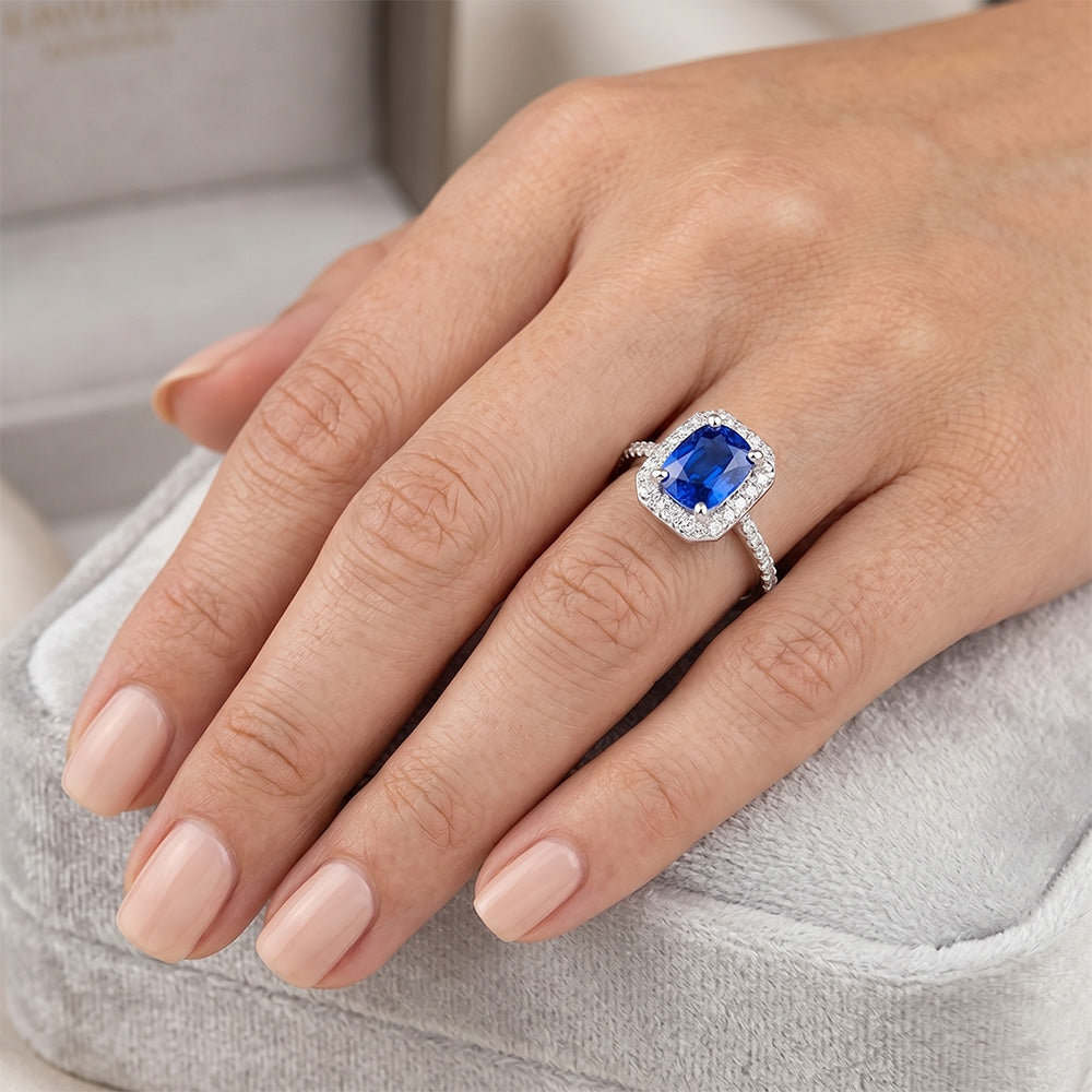 Anello con zaffiro blu Ceylon da 3,40 carati e diamanti in oro bianco 14K