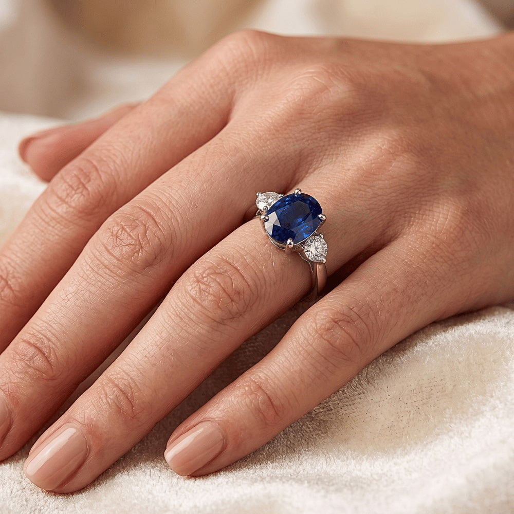 Anello con zaffiro blu Ceylon ovale 4,50 carati e diamante in oro bianco 14K