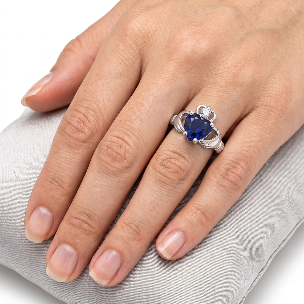 Anello con zaffiro blu a forma di cuore da 2,25 carati e diamante in oro bianco 14K