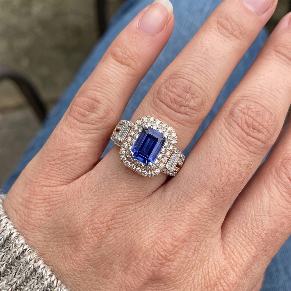 Anello con zaffiro blu bicolore doppio alone con smeraldo e diamanti 4 carati