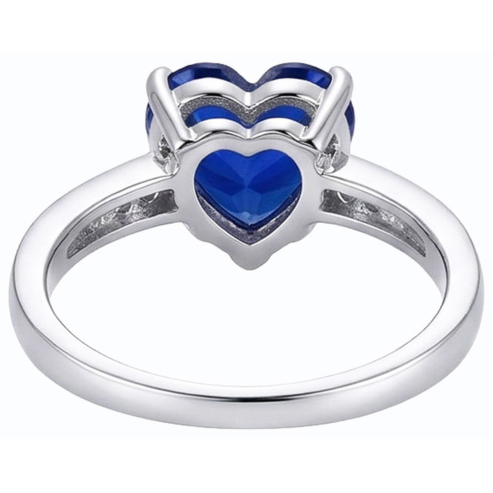 Anello con zaffiro blu cuore da 2,25 carati e accenti di pietre preziose di diamanti