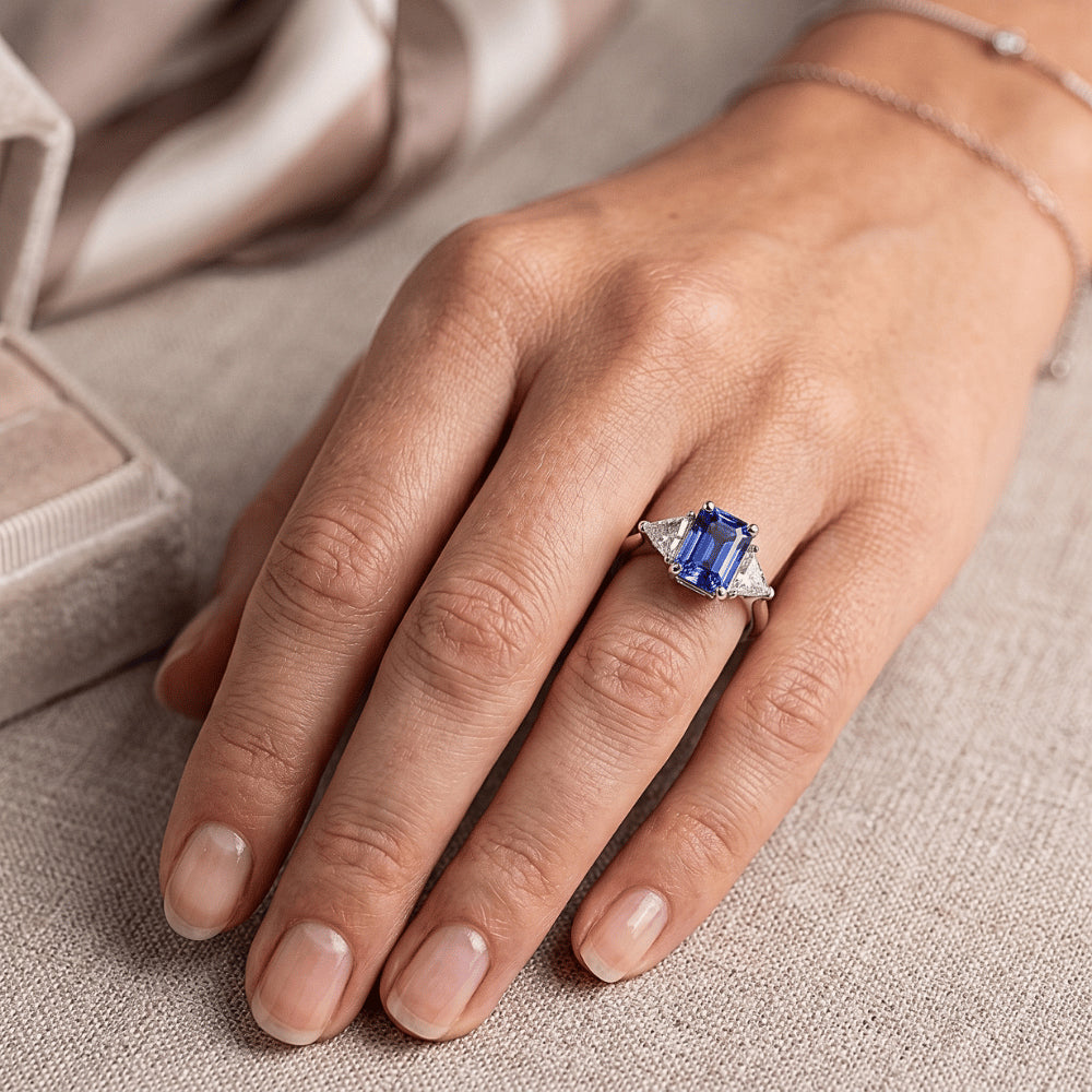 Anello con zaffiro blu da 2 carati, tre trilioni di diamanti, punte naturali
