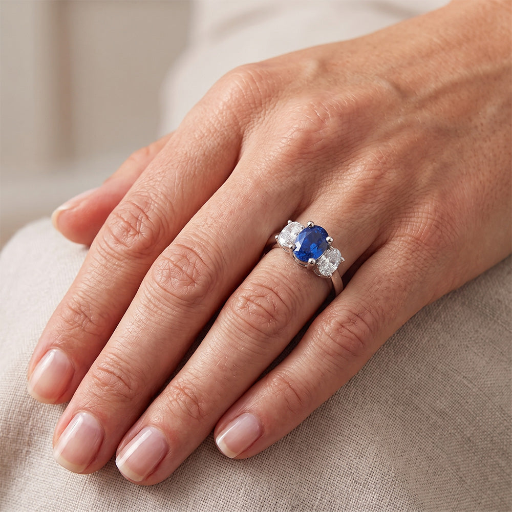 Anello con zaffiro blu dello Sri Lanka e diamanti 3 pietre 2.60 carati WG 14K