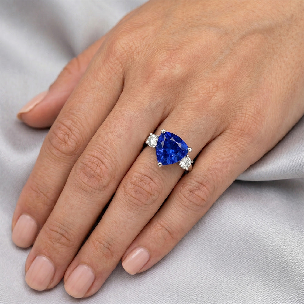 Anello con zaffiro blu di Ceylon da 2,50 carati e 3 trilioni di diamanti in oro bianco 14K