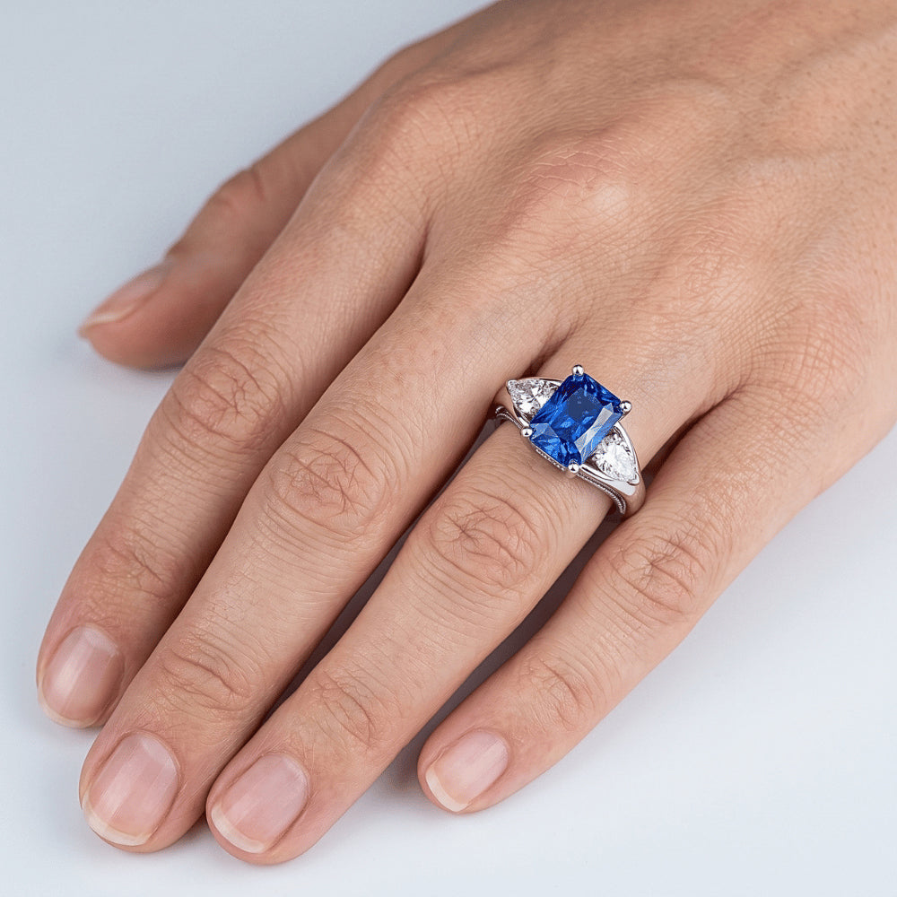 Anello con zaffiro blu radiante a pera con diamante 3 carati a V con gambo diviso 3 pietre