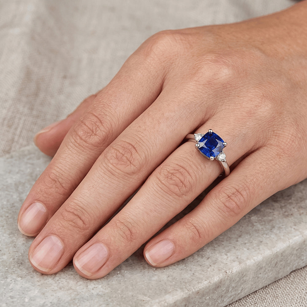 Anello con zaffiro blu rotondo piccolo diamante 3 pietre taglio Asscher 2.75 carati