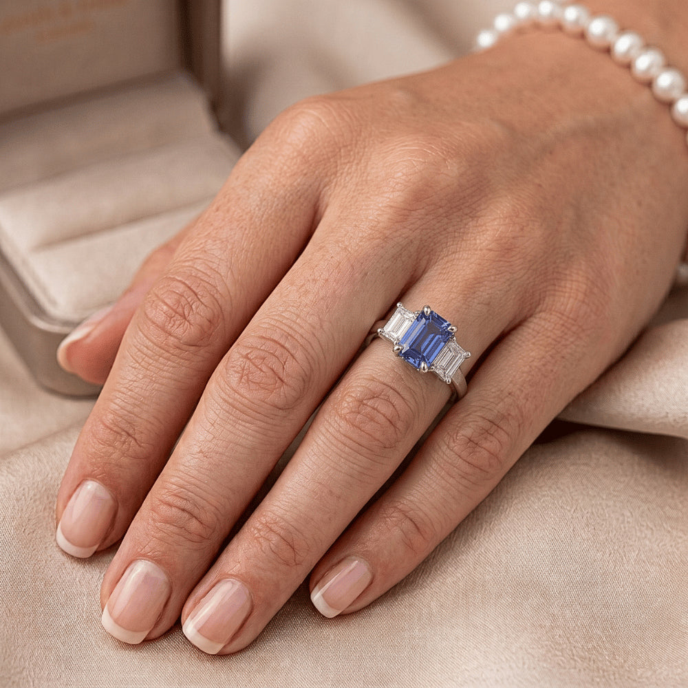 Anello con zaffiro blu smeraldo da 2,50 carati e diamanti tre pietre
