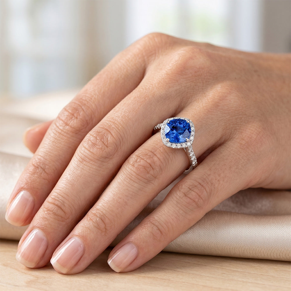 Anello con zaffiro blu taglio cuscino e diamante rotondo 3 ct. Oro bianco 14K