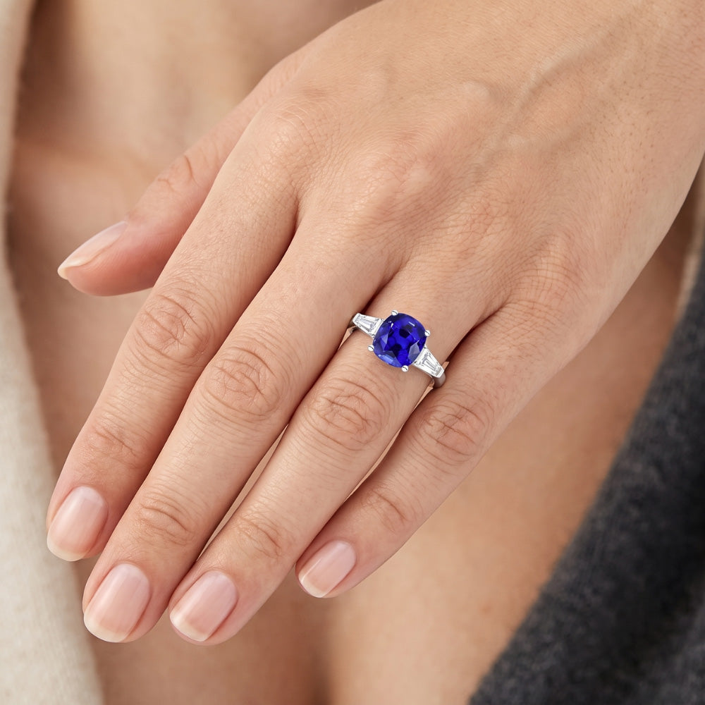 Anello con zaffiro da 1,75 carati e diamanti baguette con 3 pietre cuscino in oro bianco 14k