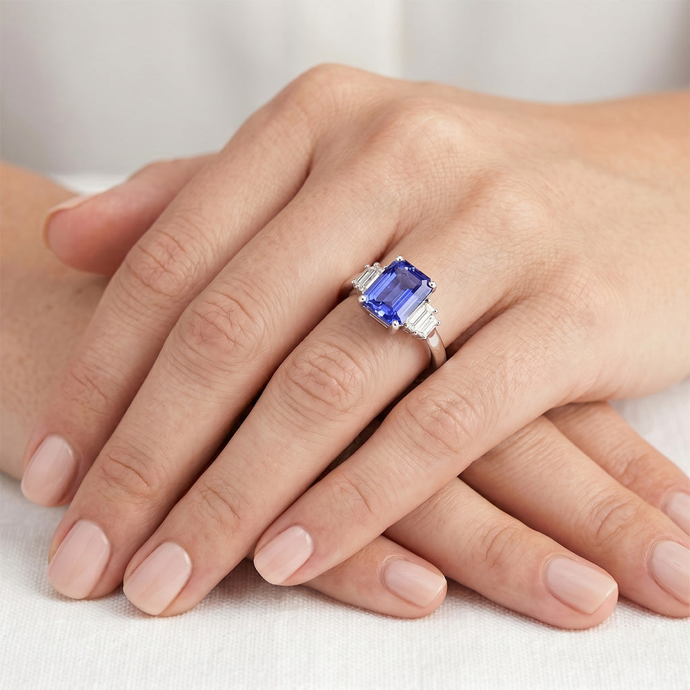 Anello con zaffiro di Ceylon da 2,50 carati e gioielli a 4 poli con diamante Baguette