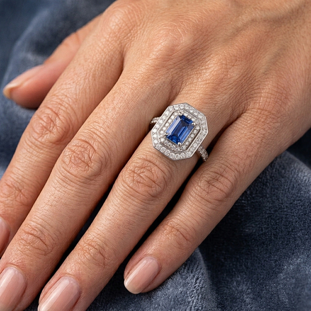 Anello con zaffiro smeraldo doppio alone 2.50 carati con diamanti rotondi incastonati